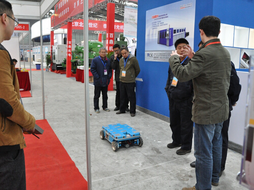 三亿官方版网站登录入口参加2015中国西部国际装备制造业博览会-技术人员向观众讲解三亿(中国)-2.jpg